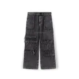 Pantalón jean negro de corte ultra baggy con múltiples bolsillos cargo y detalles desgastados.