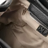 Cartera negra pequeña de cuero sintético con doble asa corta y correa larga regulable y desmontable. Tiene cierre superior, dos bolsillos externos con botón imantado y dos bolsillos internos, uno con cierre y otro abierto.