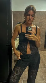 Pantalón de encaje negro con diseño transparente y cintura alta.