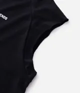 Musculosa negra de algodón con corte recto y hombros ligeramente ampliados (boxy fit). Presenta estampado frontal en blanco con el texto "URBAN SCENE TRENDS", "NEW YORK" y "Manhattan 1974".