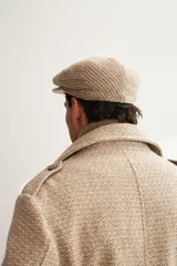 Boina marrón de lana fina uruguaya 100% natural sin teñir, con visera.