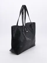 Bolso tipo tote bag color negro con textura símil cuero de cocodrilo y logo metálico plateado.