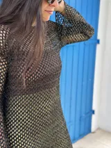 Vestido largo de tejido de punto abierto (red) color crudo, de manga larga y escote redondo.