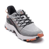 Championes Merrell de trail running, color gris con detalles en negro y naranja. Capellada tejida con cordones en zigzag y suela tricolor de goma para mejor adherencia.