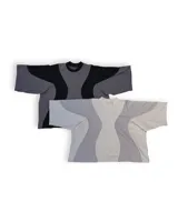 Remera oversize de jersey de algodón grueso, con diseño de ondas en colores hueso, blanco, negro y gris.