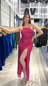 Vestido largo de fiesta fucsia con lentejuelas, escote halter, espalda descubierta y tajo lateral.