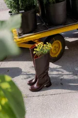 Botas de cuero negras con caña alta y taco cuadrado forrado en cuero.