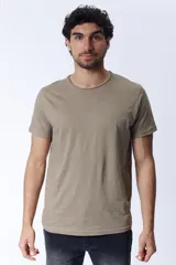 Remera verde de corte clásico y cuello redondo.