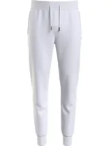 Pantalón de jogging gris claro de corte recto y cónico, con cintura elástica ajustable con cordón, bolsillos laterales y trasero. Logo de la marca bordado en el lateral.