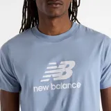 Remera celeste de algodón con cuello redondo y logo de New Balance estampado en el pecho.