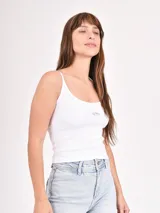 Musculosa gris con breteles finos y bordado de un cangrejo rojo en el pecho.