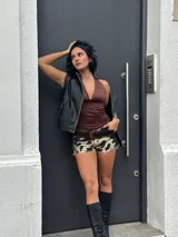 Body marrón con escote halter y espalda descubierta.