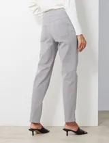 Jegging gris de algodón elastizado con pretina ancha elastizada, bolsillos delanteros simulados y bolsillos traseros aplicados.