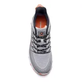 Championes Merrell de trail running, color gris con detalles en negro y naranja. Capellada tejida con cordones en zigzag y suela tricolor de goma para mejor adherencia.