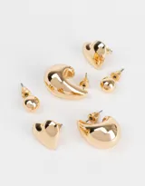 Set de tres pares de aros dorados con cierre de tope a presión. Incluye un par con forma de corazón, un par con forma de esfera y un par con forma de gota.