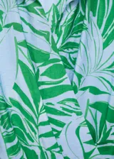 Vestido corto con estampado de hojas rojas sobre fondo blanco, corte cruzado, cuello camisero, manga corta y lazo en la cintura.