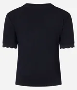 Blusa color caramelo de rib con cuello redondo, manga corta con detalle de retilínea contrastante en blanco y cierre frontal con botones.
