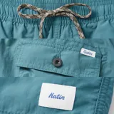 Short de baño Katin Poolside color verde agua, con cintura elástica y cordón ajustable.