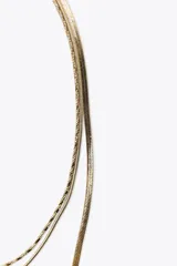 Set de tres collares dorados de diferentes largos y diseños: uno de eslabones planos tipo espiga, otro de eslabones pequeños y uno de eslabones planos más anchos.