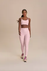 Calza larga de lycra rosa con estampado de letras en relieve. Cuenta con bolsillo trasero en la cintura y protección UV 50+.