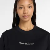 Remera negra de algodón con logo New Balance bordado en el pecho. Corte clásico y mangas cortas.