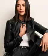 Campera negra de cuero sintético con cuello mao, cierre frontal con cremallera y mangas largas con detalle de pespuntes horizontales.