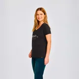 Remera de algodón negro con estampado frontal de logo Caterpillar en brillante, de corte clásico y manga corta.