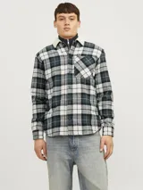 Sobrecamisa de manga larga con cuello clásico y fit relajado. Diseño a cuadros verdes, blancos y azules con cuello de piel sintética color crema. Cierre de botones y bolsillo en el pecho.