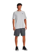 Short deportivo Under Armour Tech WM Graphic, color gris con logo negro en la pierna izquierda.
