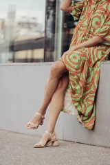 Sandalias de tacón bajo color beige con textura símil piel de serpiente. Tienen una tira delgada sobre los dedos y una pulsera con hebilla al tobillo.