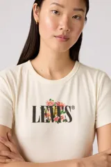 Remera de algodón color crema con cuello redondo y mangas cortas. Estampado frontal con el logo de Levi's en negro y flores.