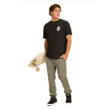 Remera negra de manga corta, con estampado de calavera y logo de la marca en el pecho. Confeccionada en 80% algodón y 20% poliéster, de corte regular. Pertenece a la cápsula Heritage de Maui and Sons.