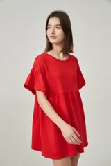 Vestido corto rojo coral, de corte holgado, con mangas cortas con volados y cuello redondo.