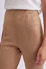 Calza de gamuza color beige, de tiro alto y corte ajustado.