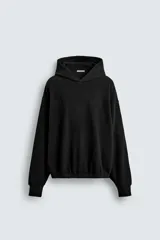 Sudadera negra de tejido con textura acanalada, corte boxy, capucha con cordón ajustable, manga larga con puños acanalados y bajo con elástico.