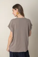 Remera verde con estampado de hojas en azul marino, de lino en el frente y algodón en la espalda.