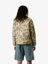 Campera con estampado de camuflaje, sin cuello y con cierre de botones a presión. Tiene tres bolsillos delanteros, uno de ellos con una etiqueta cuadrada tejida.