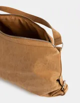 Bandolera color marrón camel de cuerina gastada, con manija superior, cierre superior y detalle de hebillas laterales.
