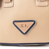Bolso baúl color taupe de símil cuero con detalles en azul marino. Tiene doble asa corta, correa larga regulable y desmontable, cierre superior, bolsillo interno con cierre y dos bolsillos abiertos. El frente tiene un aplique triangular con las letras XL. Herrajes plateados y forro de tela de algodón y poliéster.