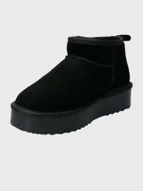 Bota corta negra de cuero con plataforma.