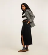 Falda midi de jeans color negro, de corte recto, con bolsillos delanteros y traseros, abertura frontal y cierre con botón y cremallera.