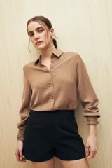 Short negro de tiro alto con detalle de botones laterales.