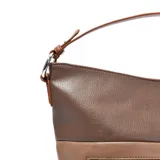 Cartera tipo hobo de cuero sintético color marrón, con tres tonos diferentes. Tiene un bolsillo externo con cierre y correa de hombro ajustable.