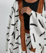 Kimono corto de viscosa con estampado de pinceladas en blanco y negro, y borde con estampado animal print de jaguar en tonos marrones.