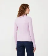 Blusa de punto color lila con cuello alto y manga larga, de diseño entallado con textura de punto diferenciado.