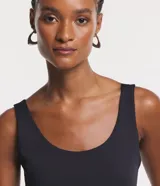 Musculosa azul marino de poliamida con escote en U y breteles anchos.