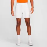 Short deportivo blanco de tenis NikeCourt Advantage para hombre, con cintura elástica, bolsillos laterales y logo de NikeCourt en el muslo.