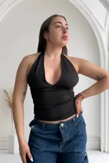 Top negro con escote halter y espalda descubierta.