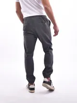 Pantalón jogger gris oscuro con cintura elástica ajustable con cordón y puños elásticos en los tobillos.