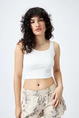 Musculosa corta negra de textura acanalada y escote cuadrado.